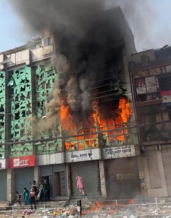 सडकमा उत्रन नपाउँदै अराजक बन्याे राजावादीको प्रर्दशन, तीनकुनेमा सर्वसाधारणको घरमा आगजनी!